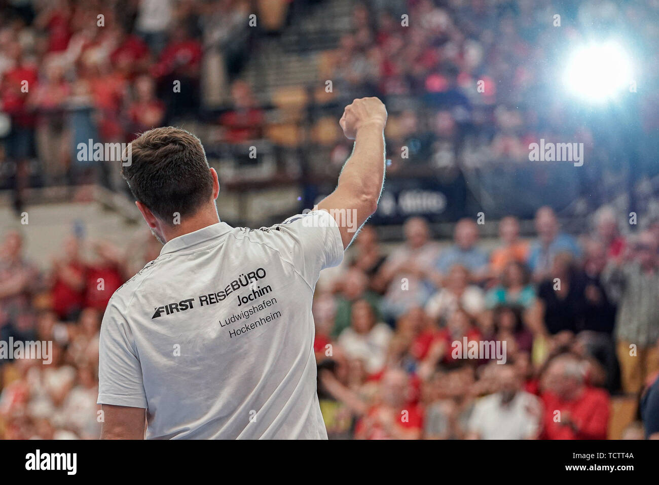 Benjamin Matschke (Ben Matschke, pullman, head coach, Civette), giubilo dopo il fischio finale, vittoria, vincitore, vincitore, saluti allegria, gioia, ottimista, evidenziare, azione, azione, campionato, Nichtabstieg, 09.06.2019, Ludwigshafen am Rhein , pallamano, DKB Bundesliga, TSG Ludwigshafen-Friesenheim (Civette) - TSV GWD Minden | Utilizzo di tutto il mondo Foto Stock