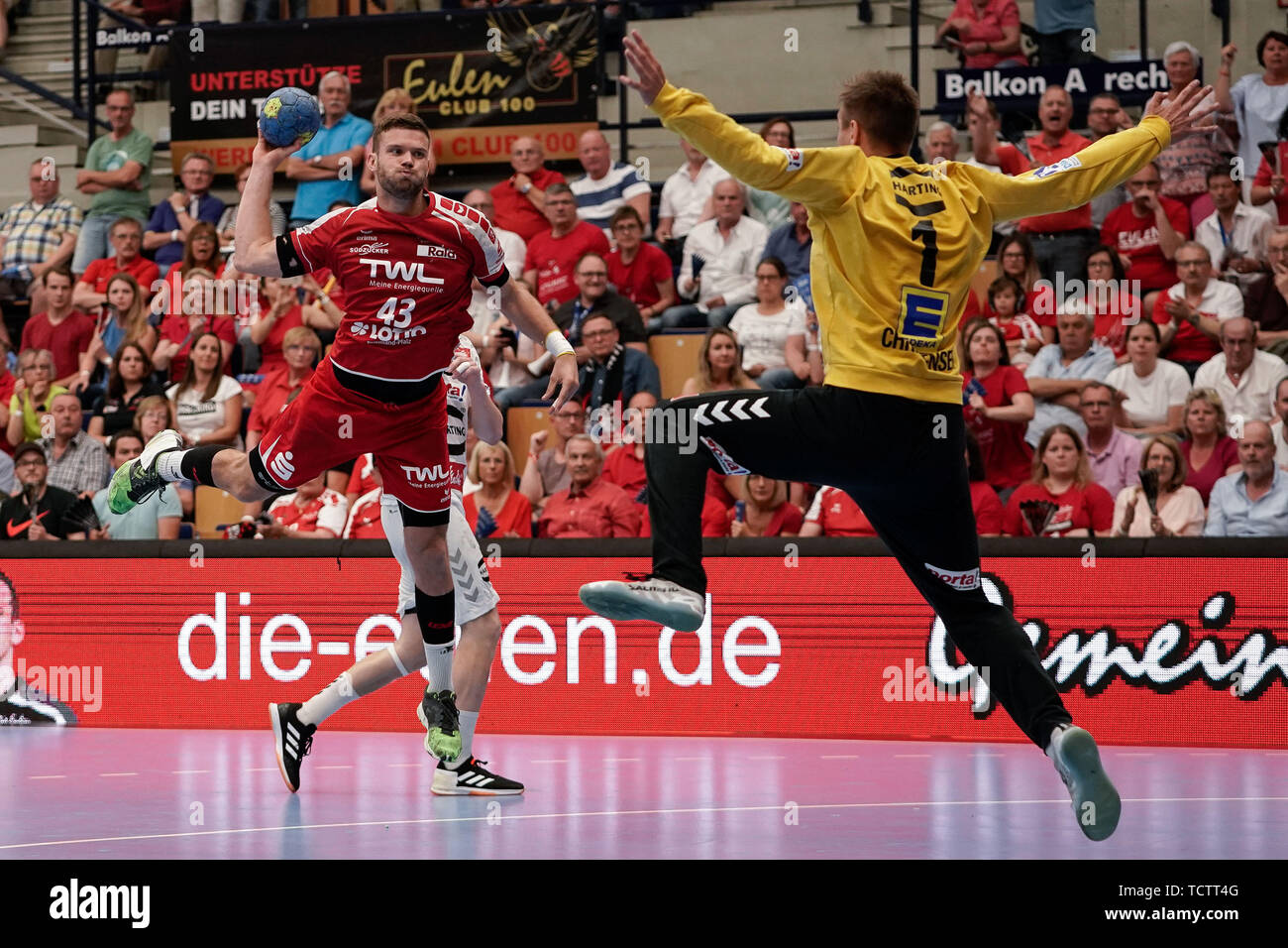 V.li .: Kai Dippe (Le civette, 43), Espen Christensen (portiere, GWD, 1), il salto buttare, lanciare obiettivo gettare, azione, azione, gioco scena, 09.06.2019, Ludwigshafen am Rhein, pallamano, DKB Bundesliga, TSG Ludwigshafen-Friesenheim (Civette) - TSV GWD Minden | Utilizzo di tutto il mondo Foto Stock