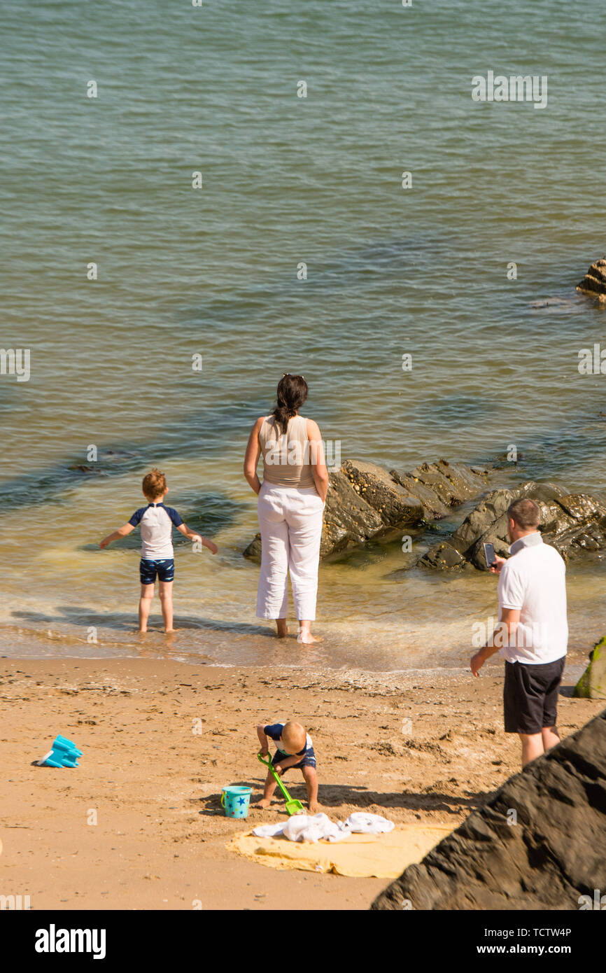 Ceredigion REGNO UNITO. Decimo Giugno, 2019. Regno Unito: Meteo come gran parte dell'Inghilterra orientale sta vivendo heavy rain, persone stanno godendo una giornata di sole favolosa al mare a New Quay, sulla costa di Ceredigion, West Wales. Credito: keith morris/Alamy Live News Foto Stock