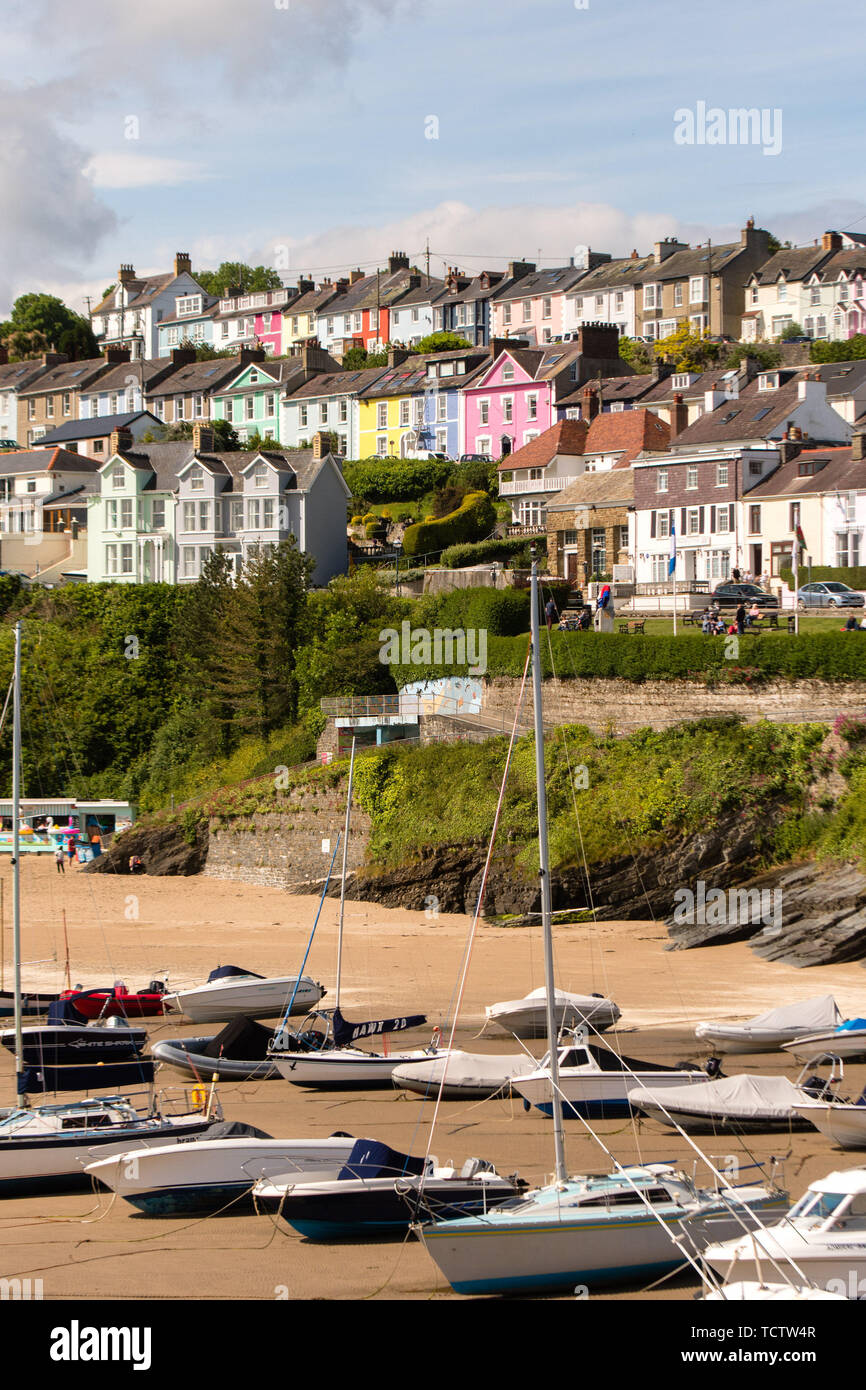 Ceredigion REGNO UNITO. Decimo Giugno, 2019. Regno Unito: Meteo come gran parte dell'Inghilterra orientale sta vivendo heavy rain, persone stanno godendo una giornata di sole favolosa al mare a New Quay, sulla costa di Ceredigion, West Wales. Credito: keith morris/Alamy Live News Foto Stock