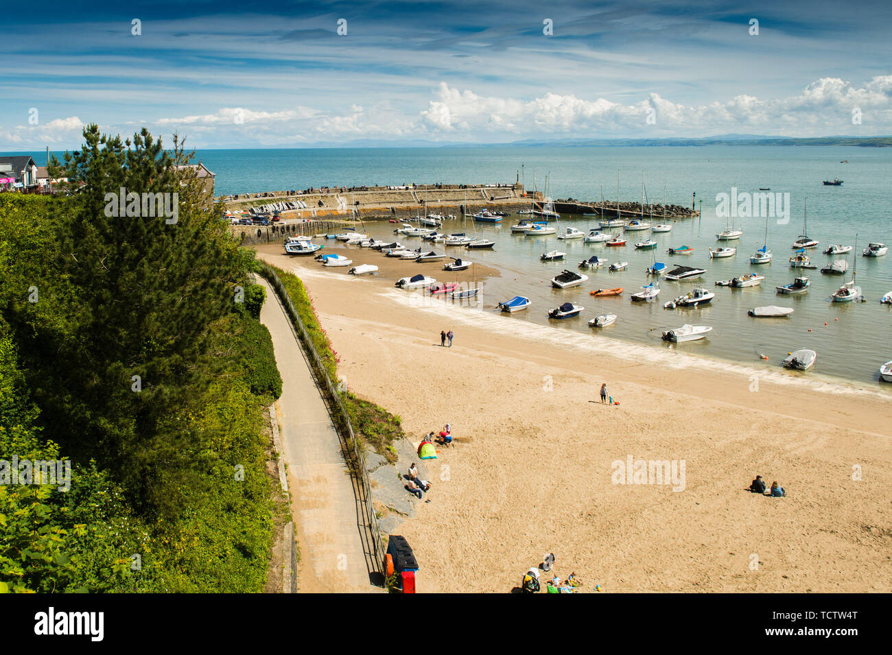 Ceredigion REGNO UNITO. Decimo Giugno, 2019. Regno Unito: Meteo come gran parte dell'Inghilterra orientale sta vivendo heavy rain, persone stanno godendo una giornata di sole favolosa al mare a New Quay, sulla costa di Ceredigion, West Wales. Credito: keith morris/Alamy Live News Foto Stock