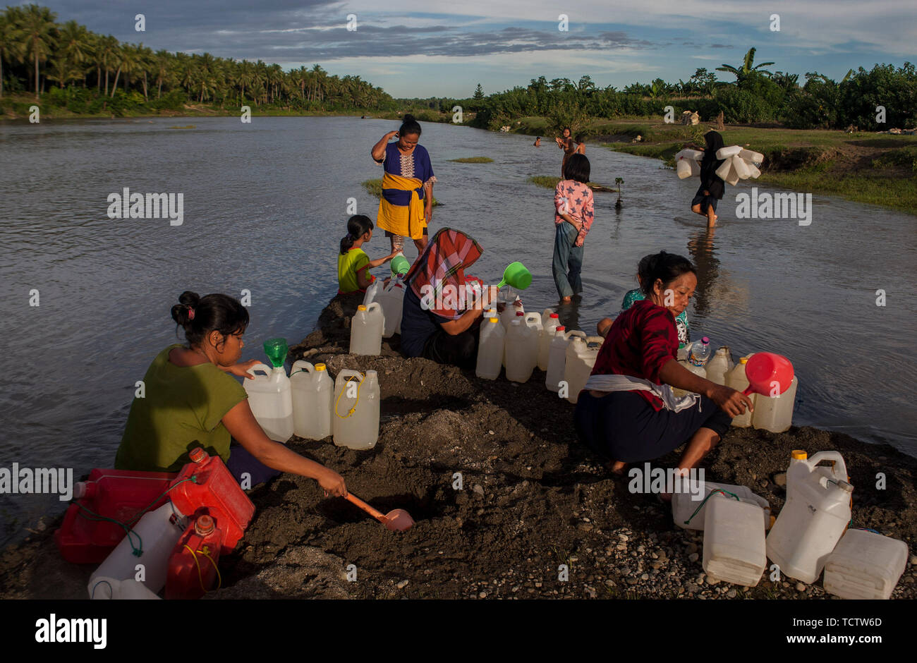 (190610) -- WEST SULAWESI, 10 giugno 2019 (Xinhua) -- Le persone raccolgono acqua da un fiume di Polewali Mandar, nell Ovest dell isola di Sulawesi, Indonesia, il 10 giugno 2019. (Xinhua/Opan) Foto Stock