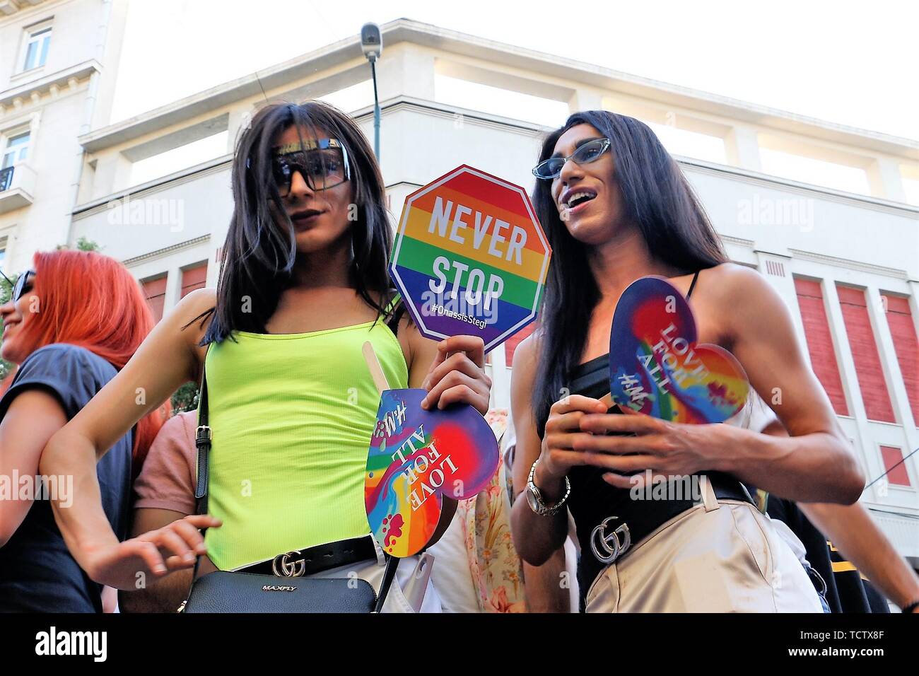 Atene, Grecia. 8 Giugno, 2019. Due donne visto holding cartelloni durante il festival.La Athens Pride Festival 2019 si è tenuto presso la piazza Syntagma con molte persone del LGBTQ unendo la causa. Credito: Helen Paroglou SOPA/images/ZUMA filo/Alamy Live News Foto Stock