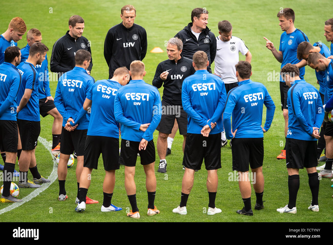 Mainz, Germania. Decimo Giugno, 2019. Calcio: squadra nazionale prima del campionato europeo match di qualificazione contro l'Estonia. Pullman estone Martin Reim (M) parla ai giocatori durante la formazione. Credito: Marius Becker/dpa/Alamy Live News Foto Stock