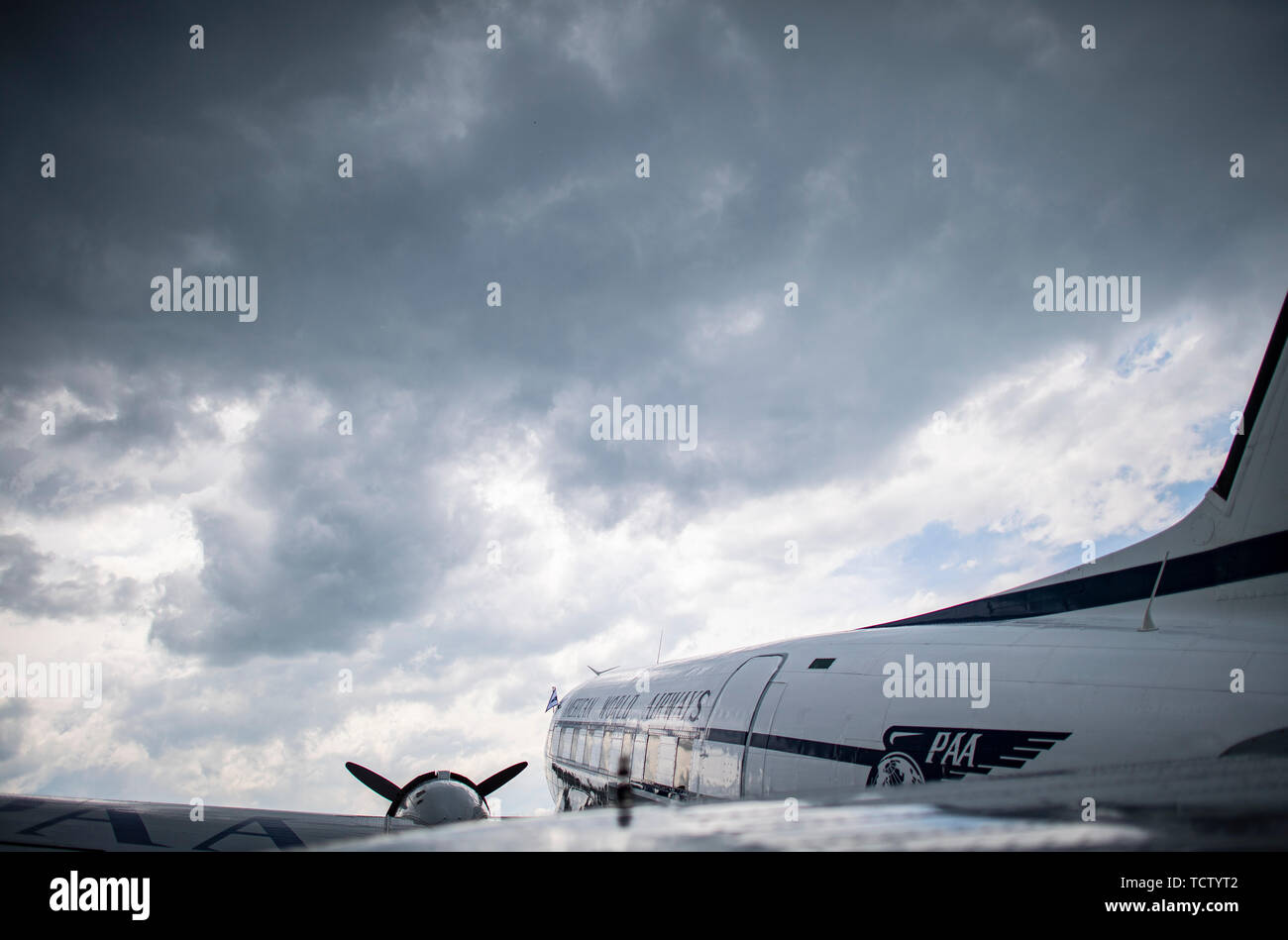 10 giugno 2019, della Renania settentrionale-Vestfalia, Büren: un Douglas DC-3 è situato a Paderborn-Lippstadt Aeroporto. Per contrassegnare il settantesimo anniversario del ponte aereo di Berlino, DC-3 velivolo, noto anche come "bombardieri passito", sono volato in provenienti da vari paesi. Foto: Guido Kirchner/dpa Foto Stock