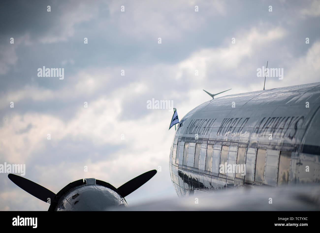 10 giugno 2019, della Renania settentrionale-Vestfalia, Büren: un Douglas DC-3 è situato a Paderborn-Lippstadt Aeroporto. Per contrassegnare il settantesimo anniversario del ponte aereo di Berlino, DC-3 velivolo, noto anche come "bombardieri passito", sono volato in provenienti da vari paesi. Foto: Guido Kirchner/dpa Foto Stock