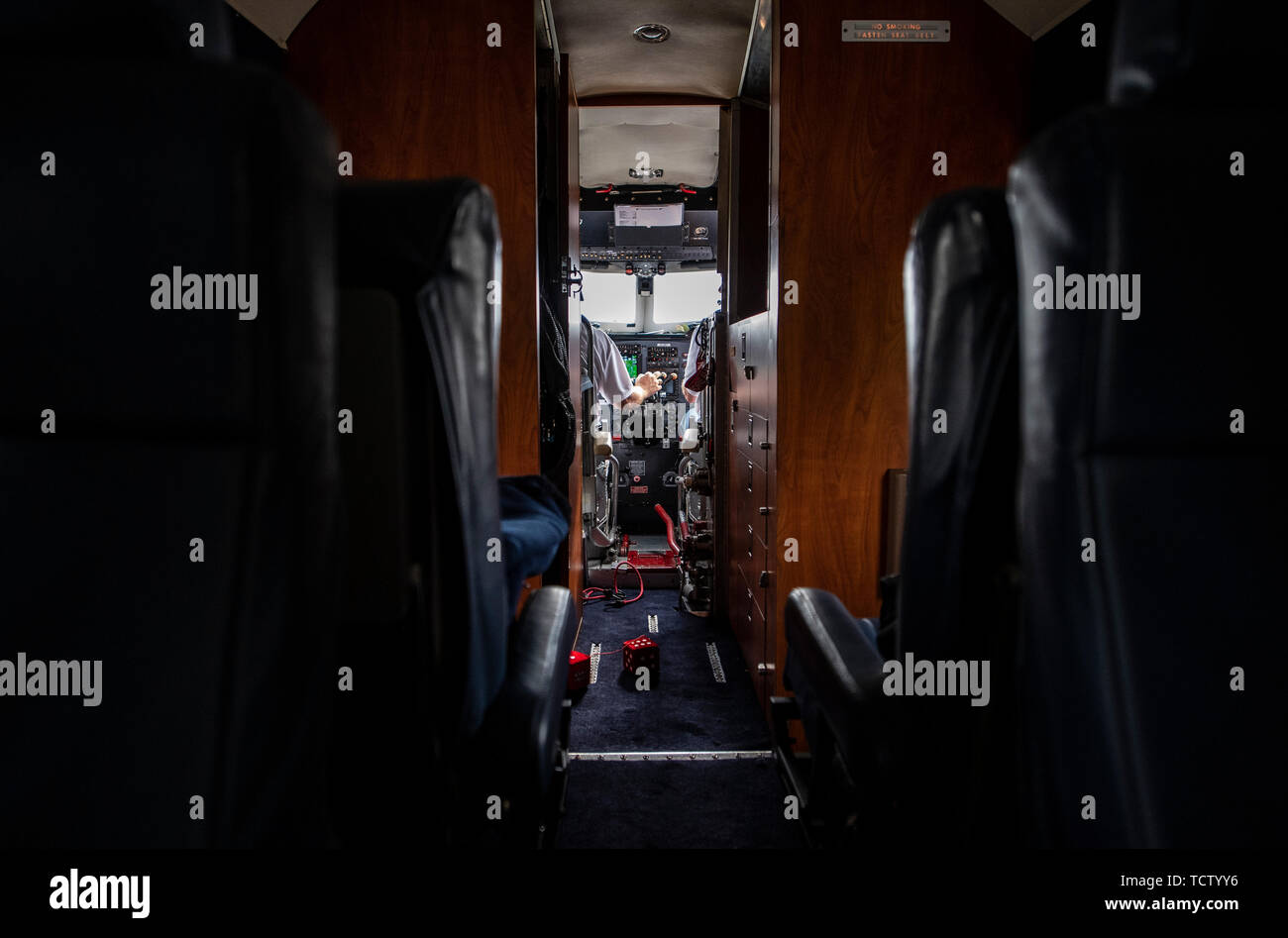 10 giugno 2019, della Renania settentrionale-Vestfalia, Büren: Vista della cabina di pilotaggio di un Douglas DC-3. In occasione del settantesimo anniversario del ponte aereo di Berlino, DC-3 velivolo, noto anche come "bombardieri passito", sono volato in provenienti da vari paesi. Foto: Guido Kirchner/dpa Foto Stock