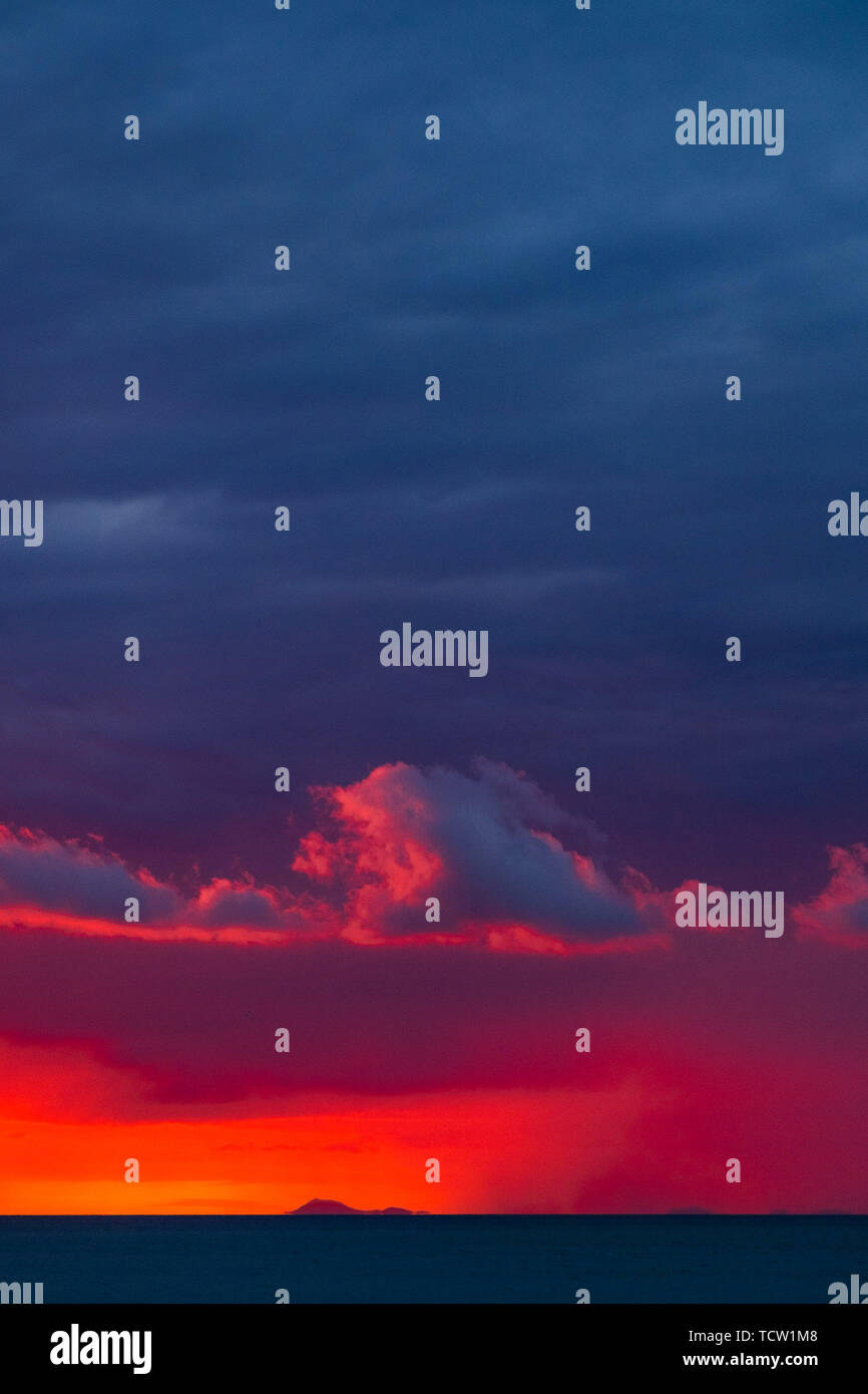 Aberystwyth Wales UK, lunedì 10 giugno 2019 UK Meteo: il sole di setting drammaticamente illumina il cielo di sera in Aberystwyth, west wales, con montagne di Lleyn Peninsula preso contro l'orizzonte fiery attraverso Cardigan Bay. La parte occidentale del Galles ha avuto un gran parte calda e soleggiata giornata. in contrasto con il bagnato e ventoso sperimentato in gran parte dell'est e del sud-est dell'Inghilterra. Photo credit: Keith Morris / Alamy Live News Foto Stock