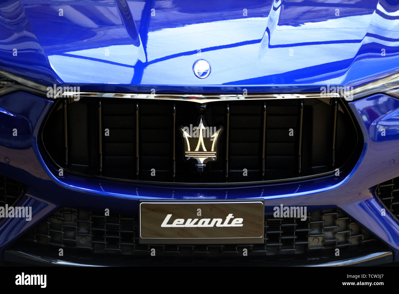 MODENA, Italia, 16 maggio 2019 - Motor Valley Fest exhibition, Maserati Levante logo auto dettaglio Foto Stock