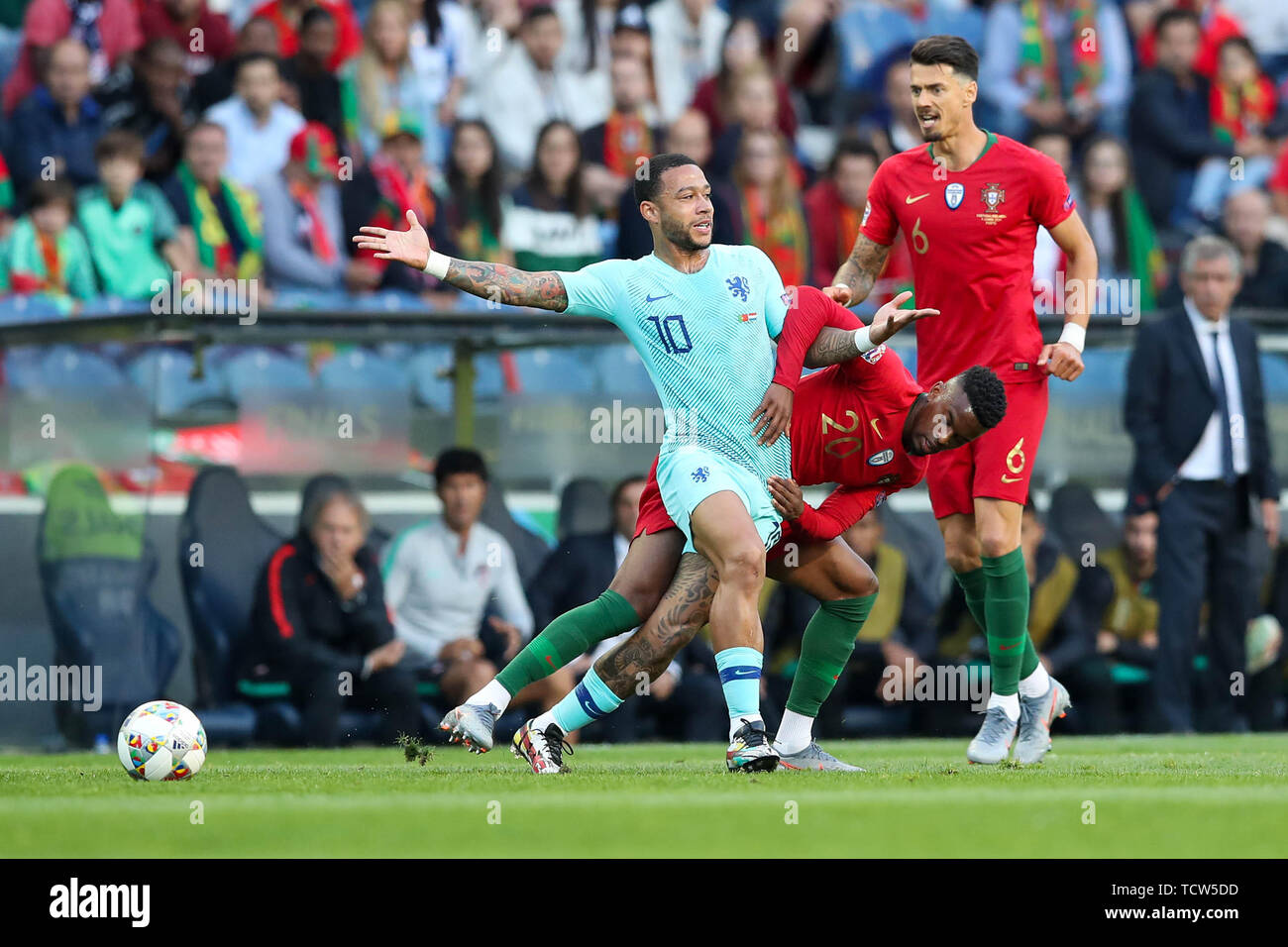 9 giugno 2019 Porto, Portogallo finale di calcio Lega delle Nazioni Portogallo contro Paesi Bassi Memphis Depay dei Paesi Bassi, Nelson Semedo del Portogallo, Jose Fonte del Portogallo Foto Stock