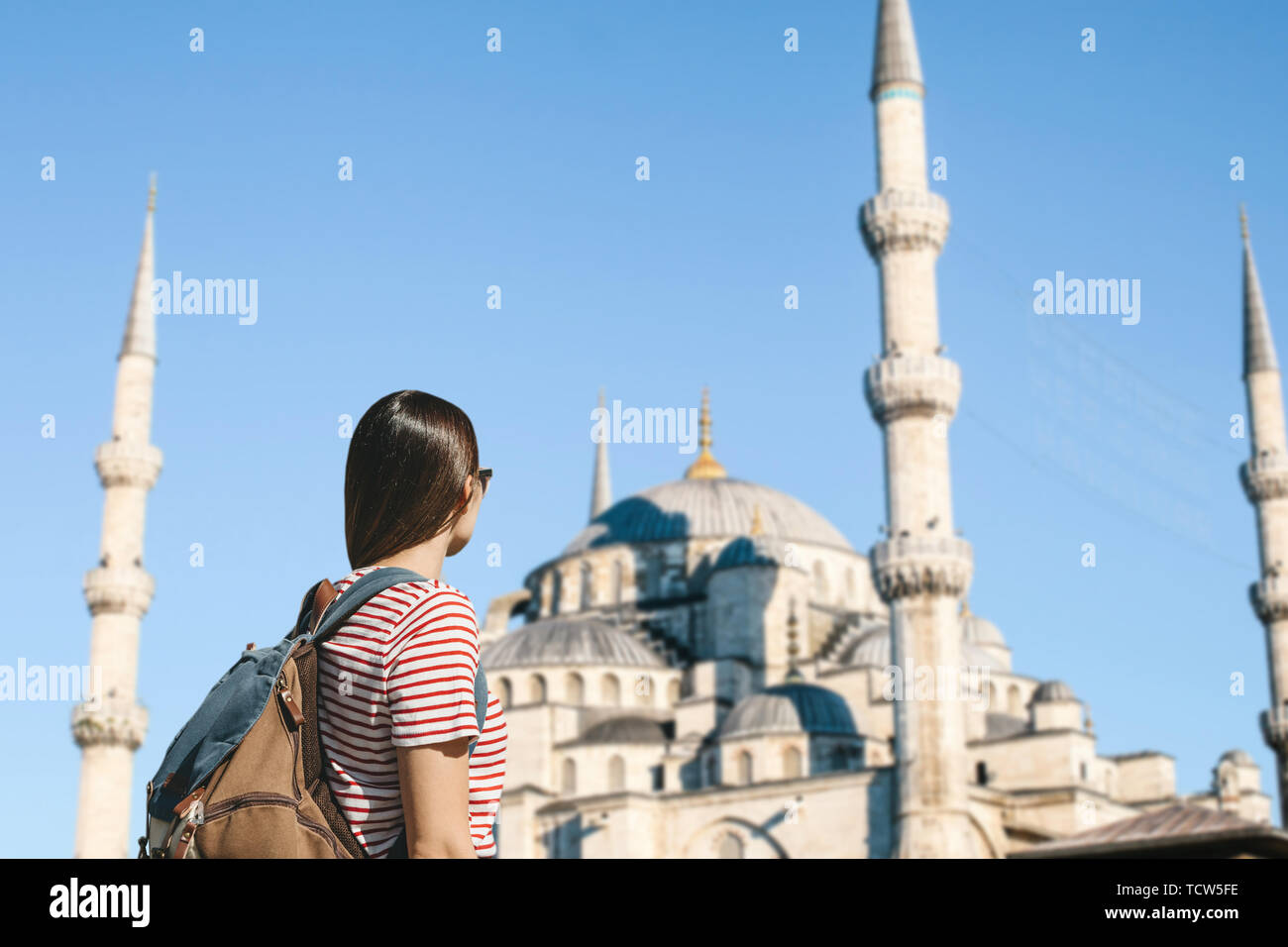 I giovani adulti ragazza turistico con uno zaino visite turistiche di Istanbul. Tourist vicino alla Moschea Blu. Turismo in Turchia. Foto Stock