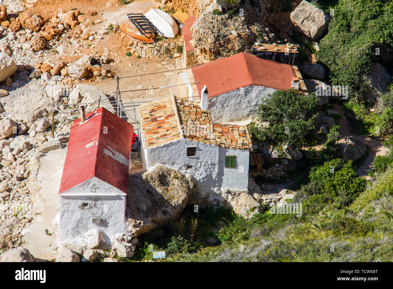 Llevant hidden cove beach in Benitatxell, Spagna, con alcune case di pescatori Foto Stock