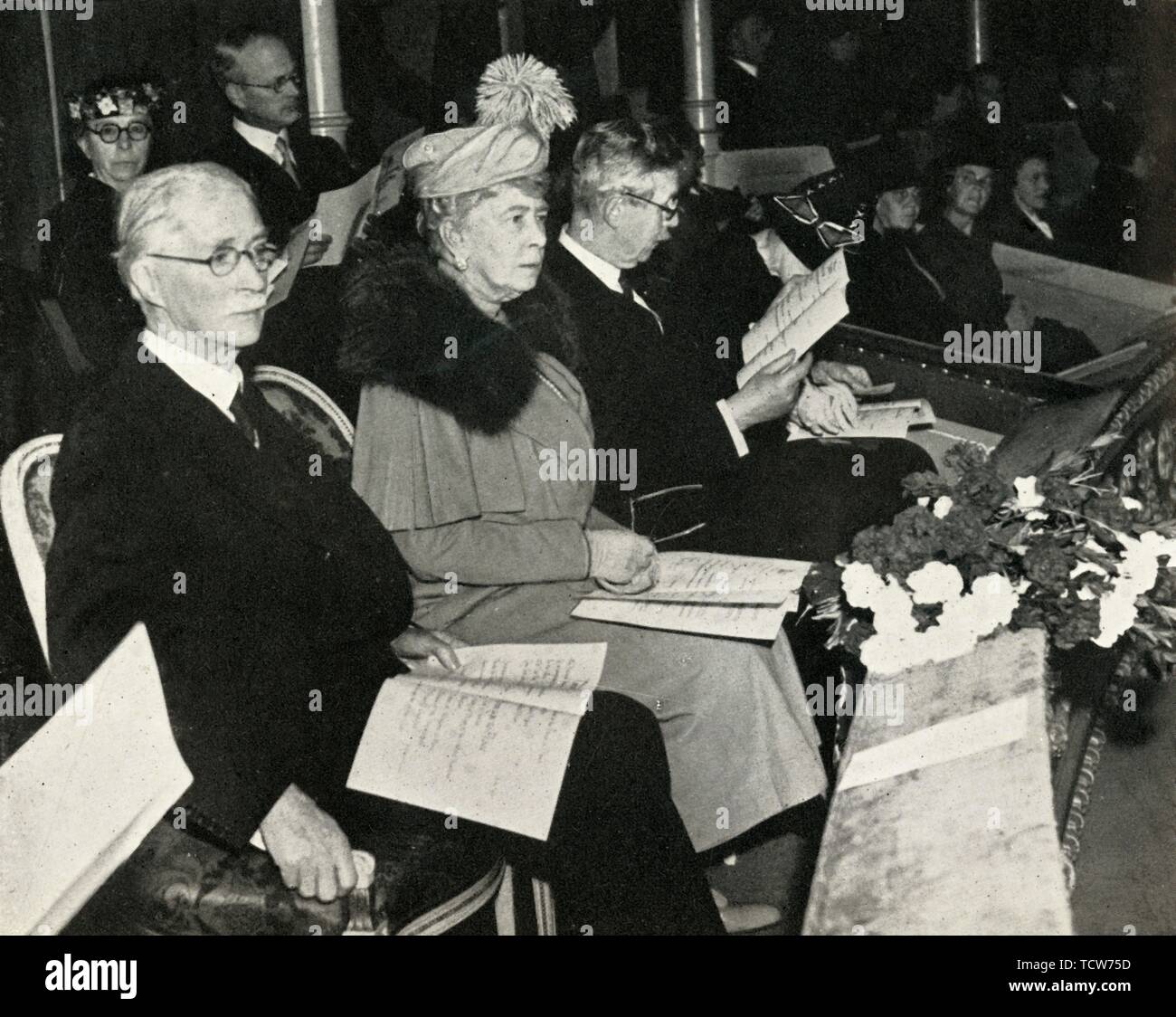 Queen Mary in ringraziamento per la vittoria di concerto, Royal Albert Hall, 1945, (1951). Creatore: sconosciuto. Foto Stock