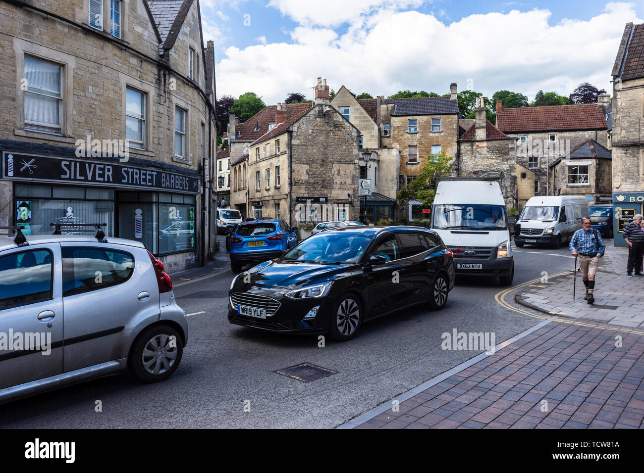 Fermo e molto lento il traffico in movimento snarled fino alla rotatoria nel Wiltshire città di Bradford on Avon dove Market Street si unisce a Silver Street Foto Stock