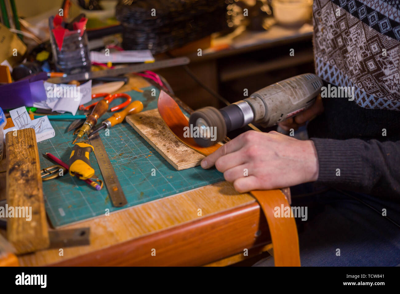 Skinner lavora con cintura in cuoio Foto Stock