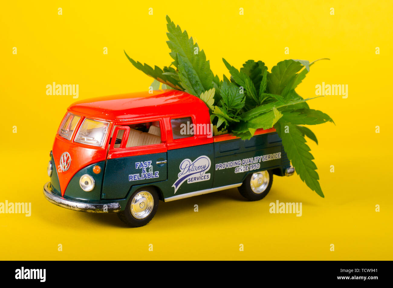 Kiev Ucraina - 29 maggio 2019. Modello giocattolo di Volkswagen Tipo 2, T1, raccoglitore con le foglie di cannabis sulla scheda Foto Stock