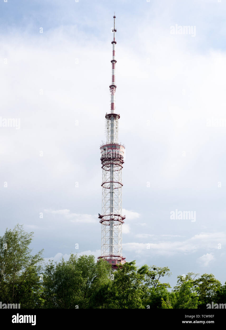 La torre della televisione a Kiev in Ucraina. Enorme torre TV di megapolis. Foto Stock