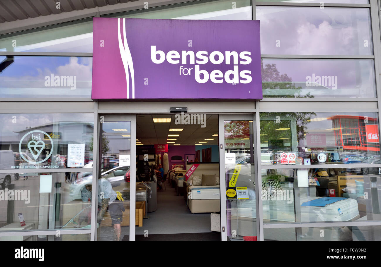 Esterno della Bensons retail per letti letti nel negozio retail park con display di letti, REGNO UNITO Foto Stock