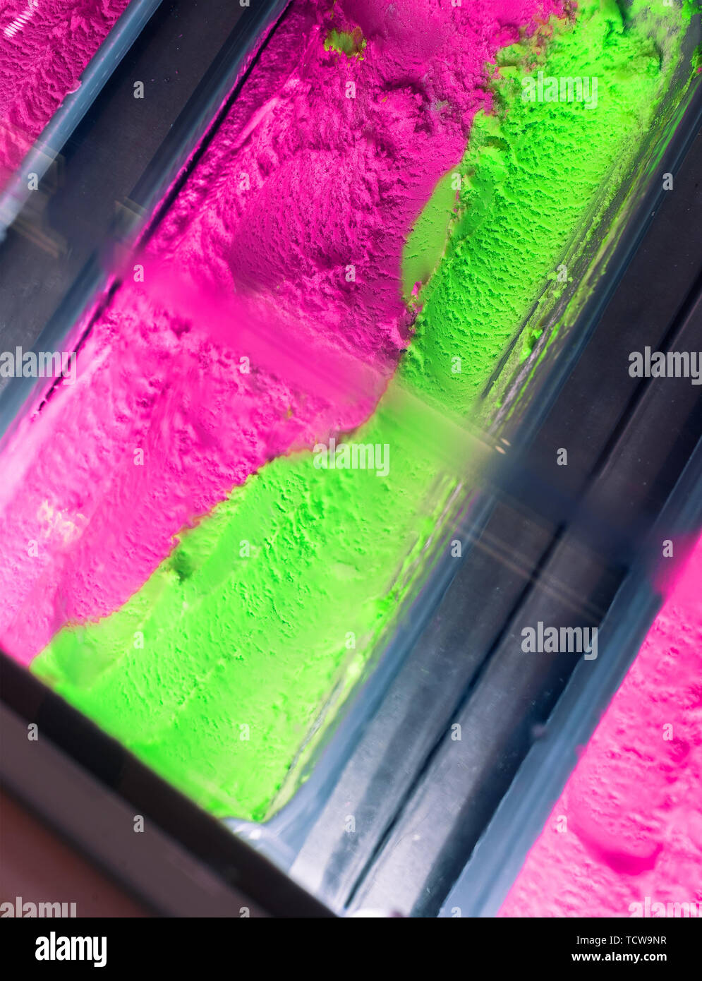 Gelati in vetrina refrigerata Foto Stock