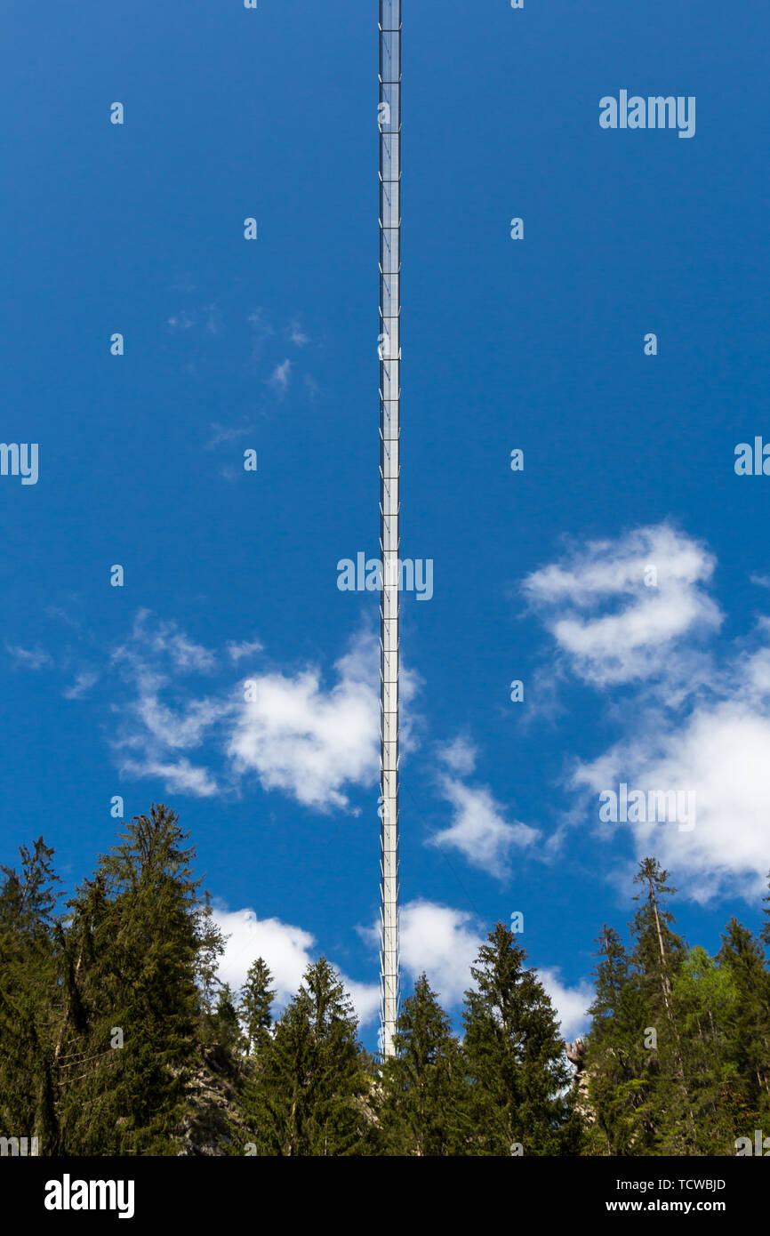 Ponte di sospensione in Holzgau Lechtal dal di sotto Foto Stock
