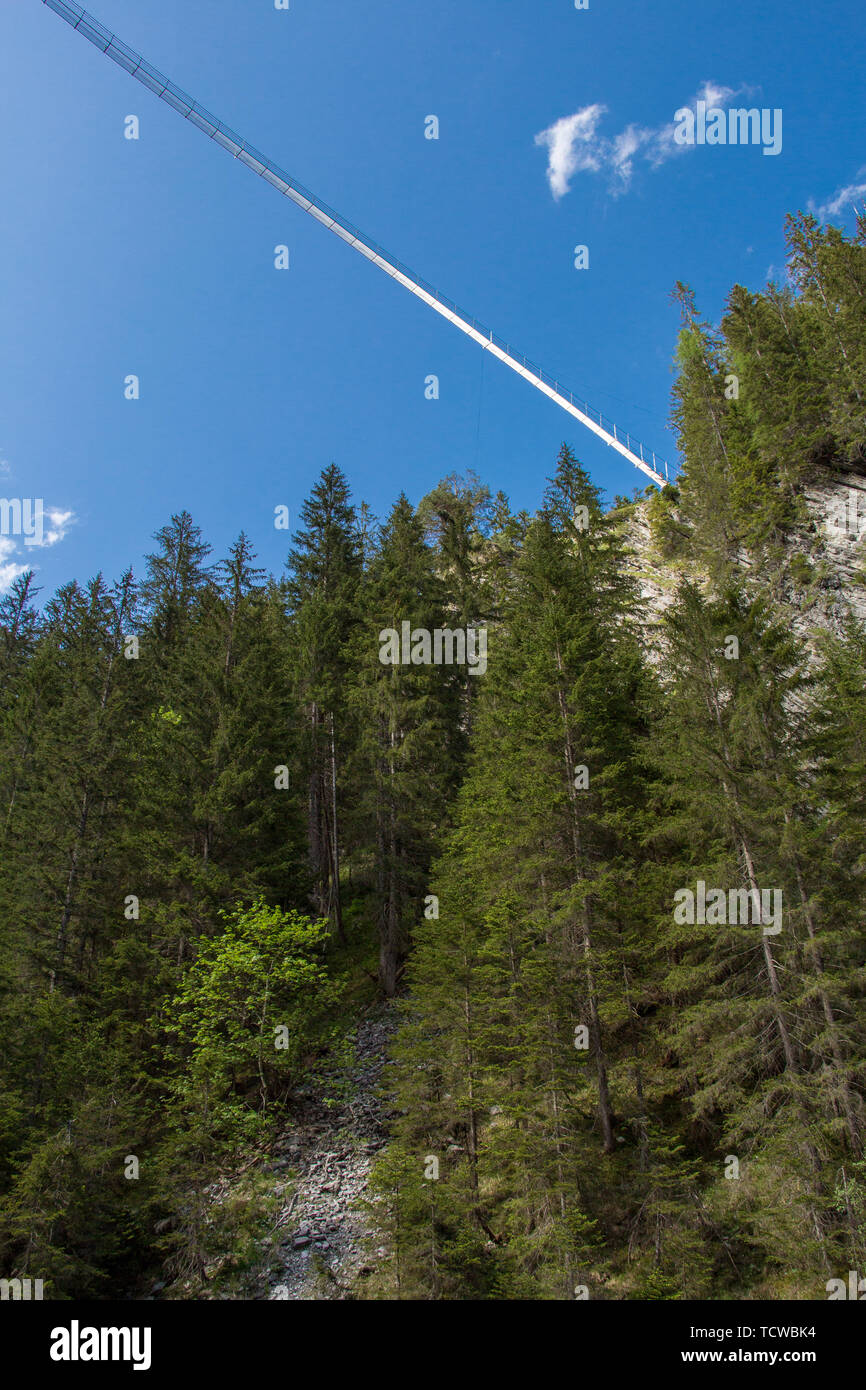 Ponte di sospensione in Holzgau Lechtal dal di sotto Foto Stock
