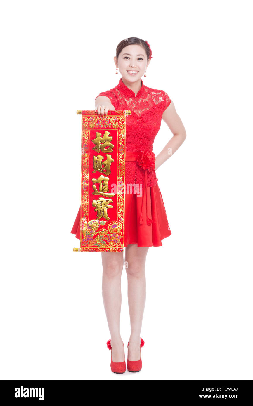 Giovane donna asiatica in rosso cheongsam detiene couplet rosso nell anno nuovo cinese Foto Stock