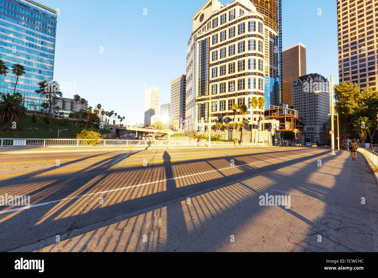 Il traffico su strada vicino a moderni edifici per uffici a los angeles Foto Stock