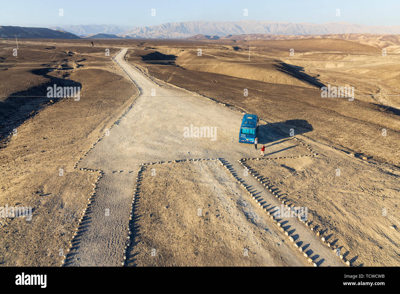 Tour bus visto dalla parte superiore della torre di avvistamento a linee di Palpa Viewpoint, Nazca, Perù, Sud America Foto Stock