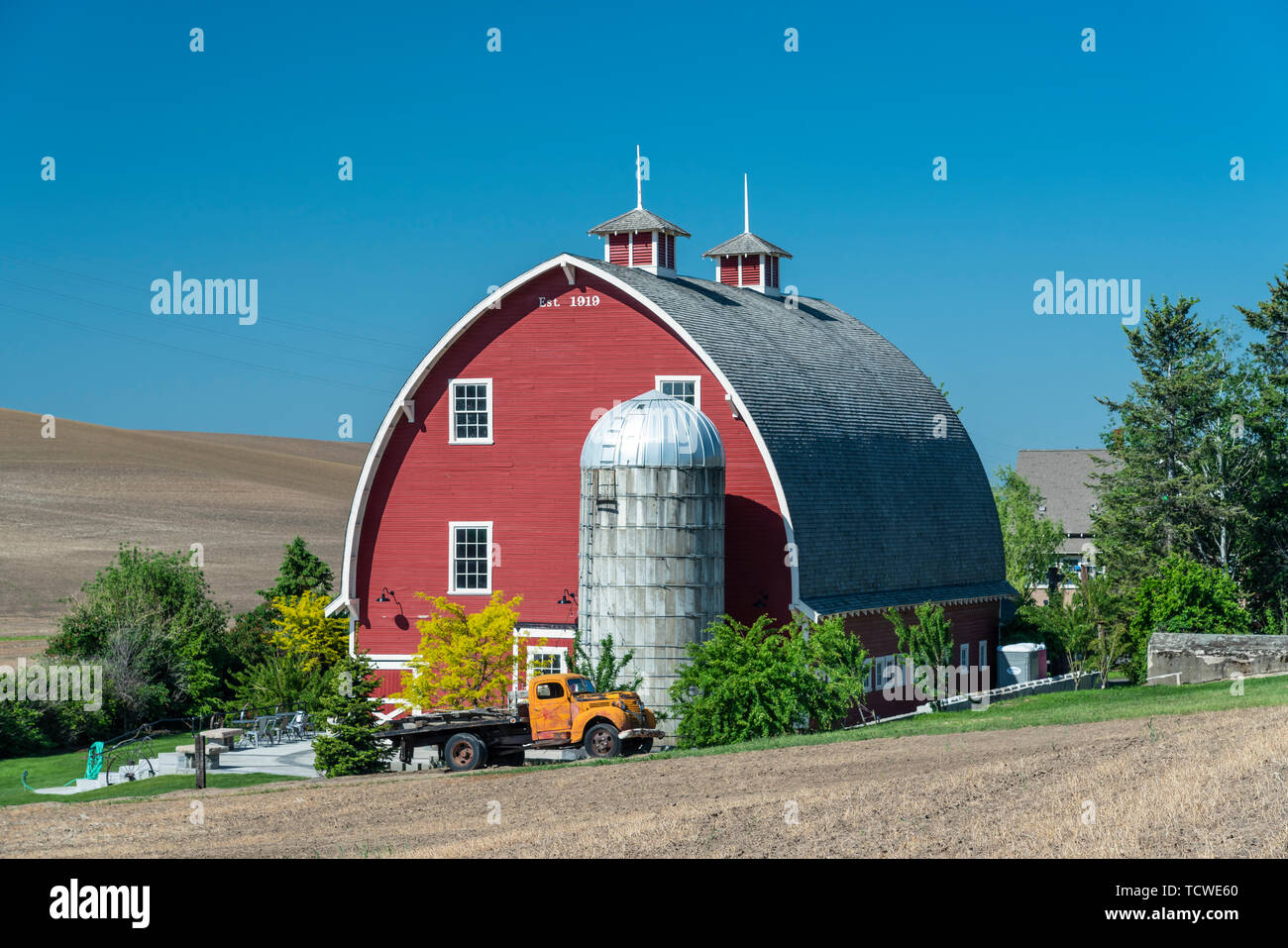 Un granaio rosso nelle colline della regione di Palouse di Washington, Stati Uniti d'America. Foto Stock