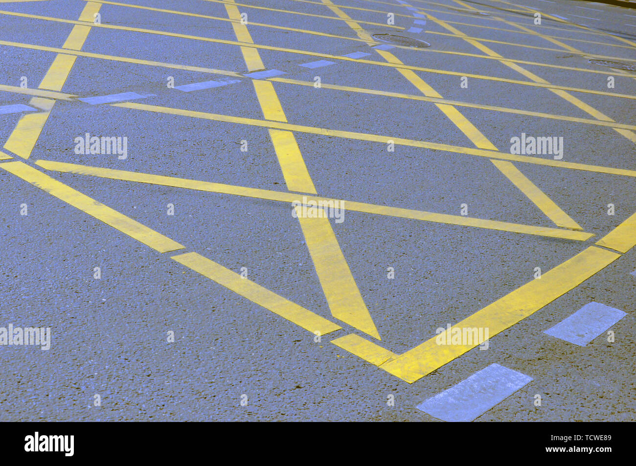 Nnessuna Parcheggio giallo Zona Croce segno sulla strada, manto di asfalto. Foto Stock
