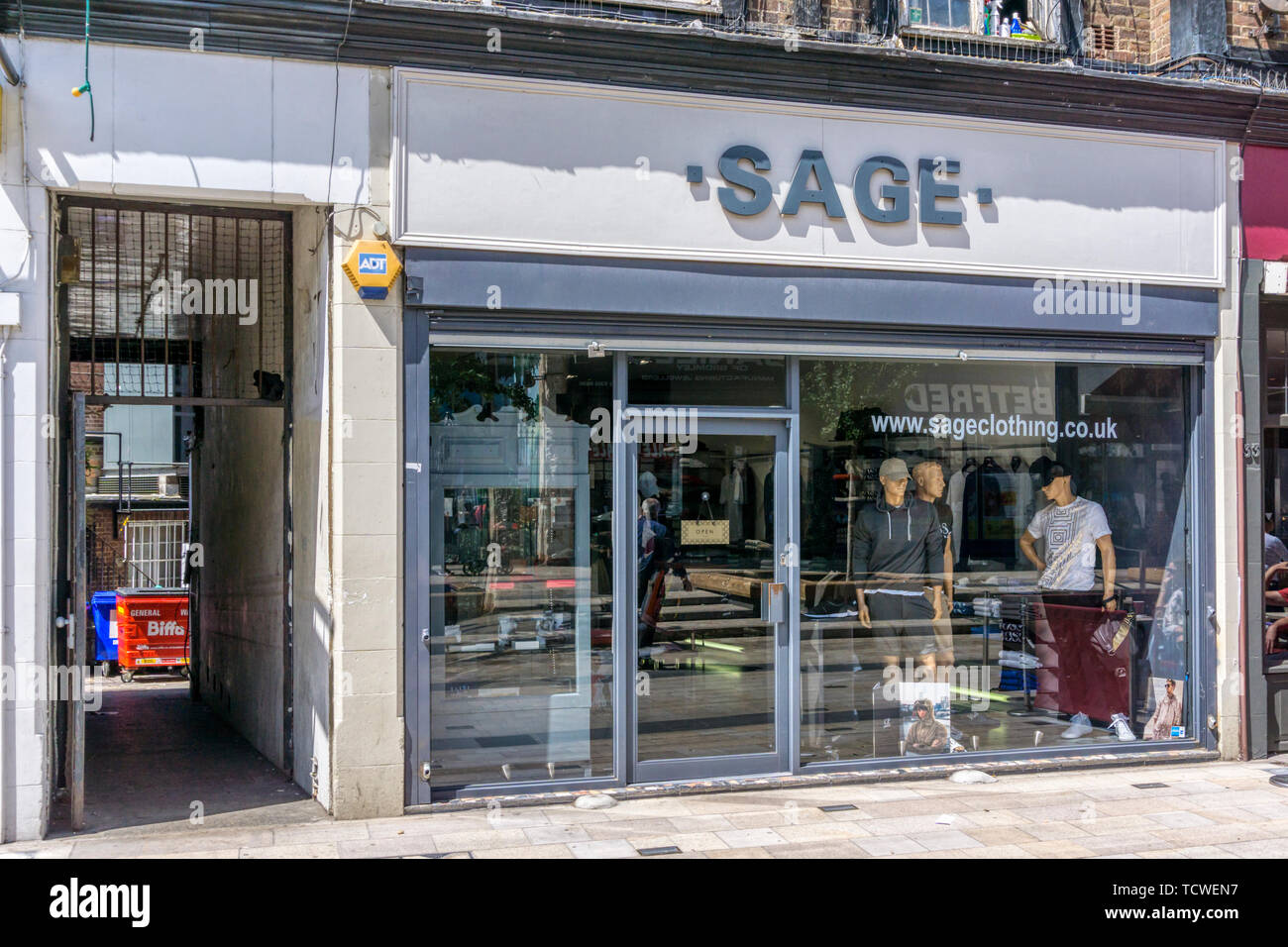 Un ramo di uomini negozio di abbigliamento Salvia a Bromley Piazza del Mercato, a sud di Londra. Foto Stock