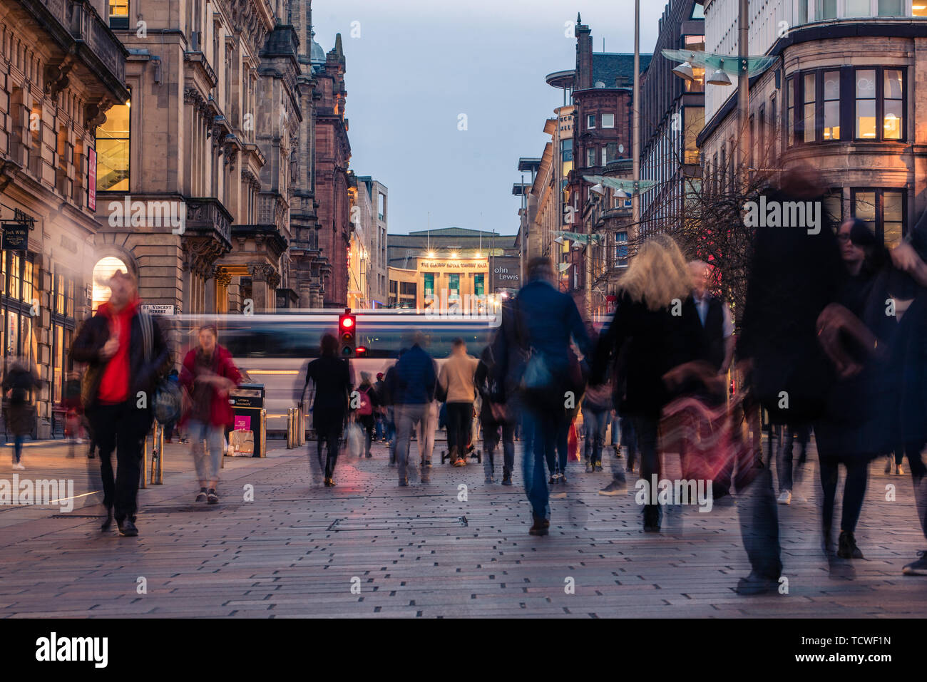 Glasgow / Scozia - Febbraio 15, 2019: Buchanan Street occupato con acquirenti e pendolari durante la serata di ora di punta Foto Stock