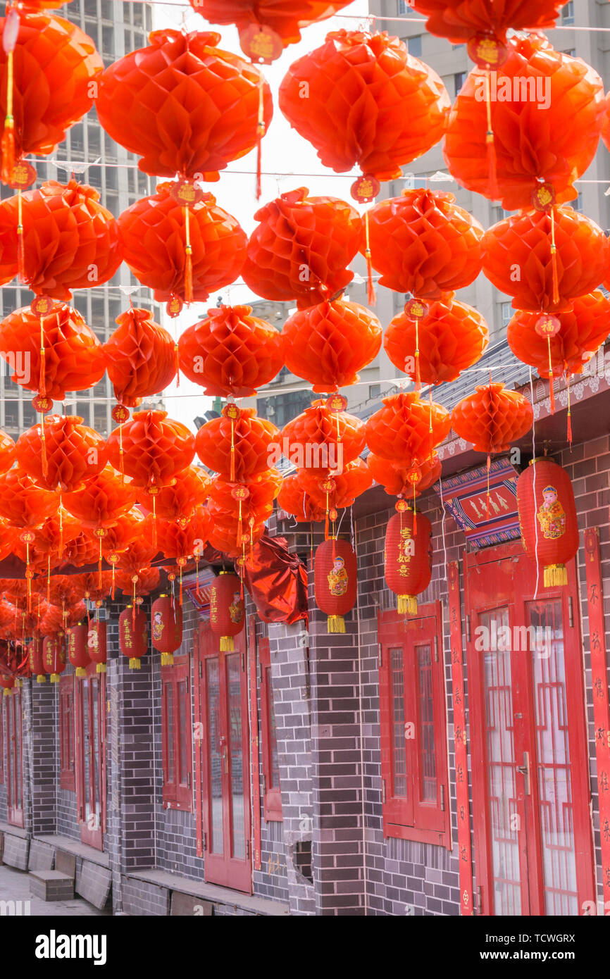 Edifici antichi e lanterne rosse presso il Tempio Imperiale Fair di Shenyang, Cina Foto Stock