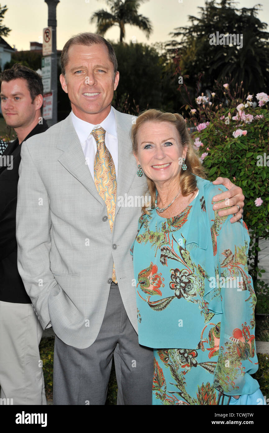 LOS ANGELES, CA. Aprile 24, 2008: Juliet Mills & marito Maxwell Caulfield presso lo champagne celebrazione di lancio per Brit settimana 2008 presso il British Console Generale residenza ufficiale di Los Angeles. © 2008 Paul Smith / Featureflash Foto Stock