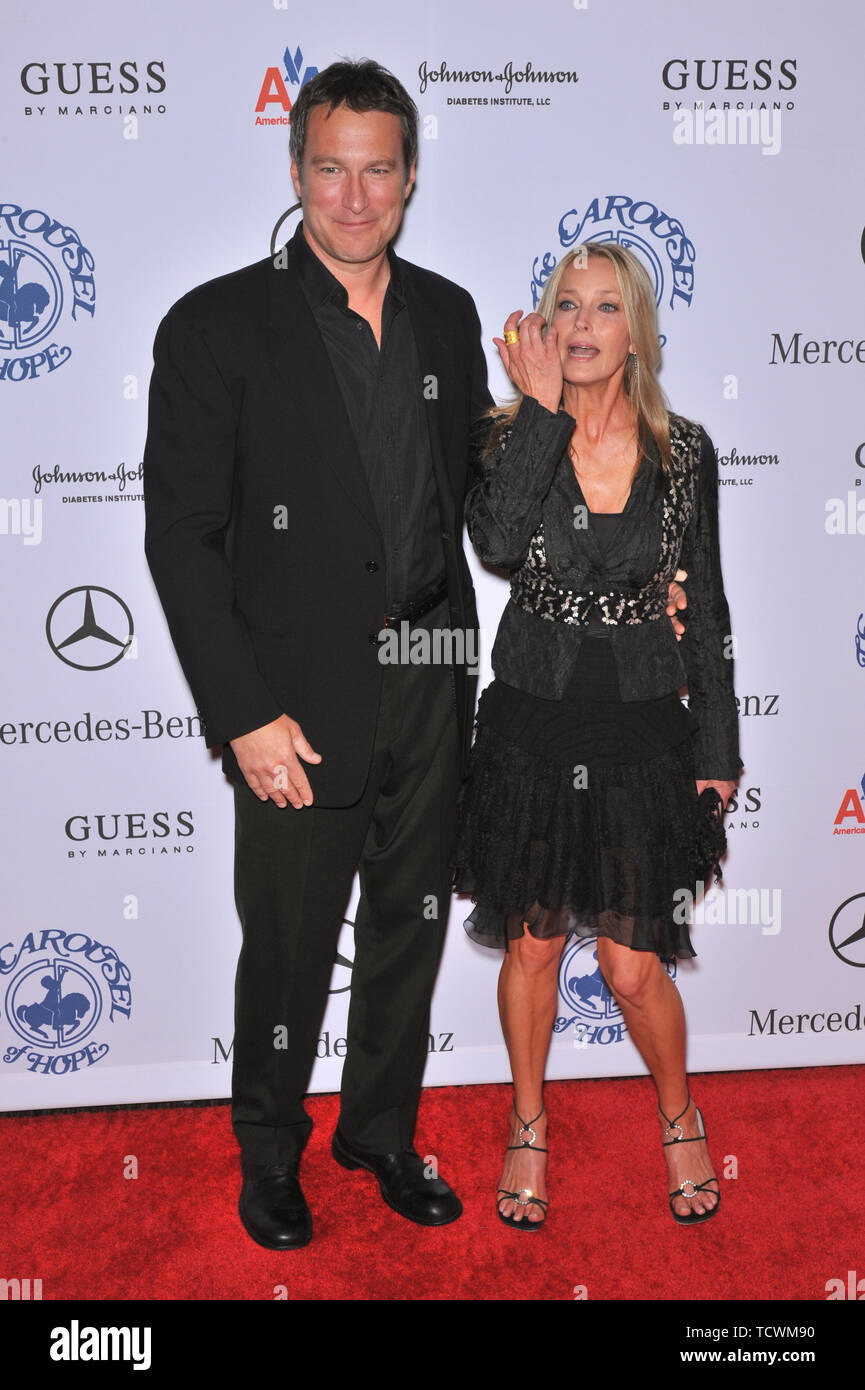 LOS ANGELES, CA. 25 ottobre 2008: Bo Derek & fidanzato John Corbett del 2008 a giostra della sfera di speranza presso il Beverly Hilton Hotel di Beverly Hills, CA. © 2008 Paul Smith / Featureflash Foto Stock