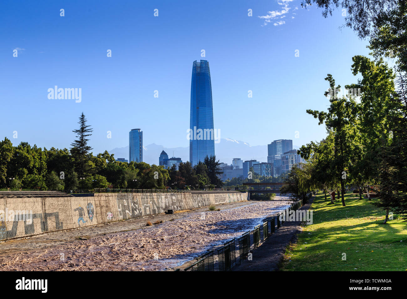 SANTIAGO, Regione Metropolitana di Santiago, Cile - 27 gennaio 2019: lo skyline della citta'. Parco costiero accanto al Fiume Mapocho. Costanera Center building. Foto Stock