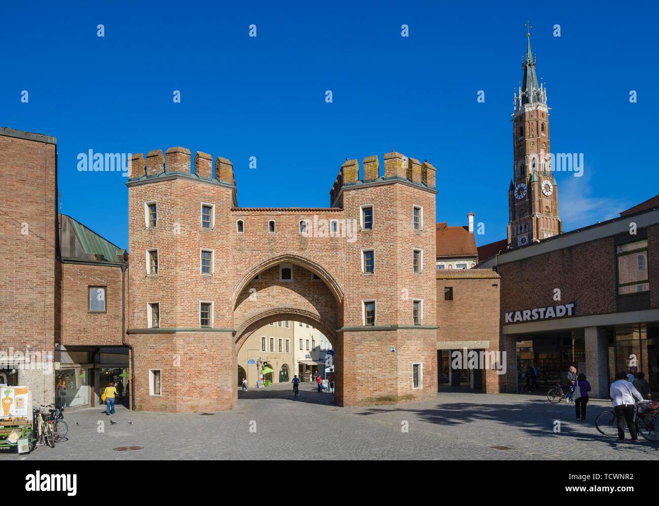Landtor gate e torre campanaria della chiesa di San Martino, Landshut, Bassa Baviera, Baviera, Germania Foto Stock
