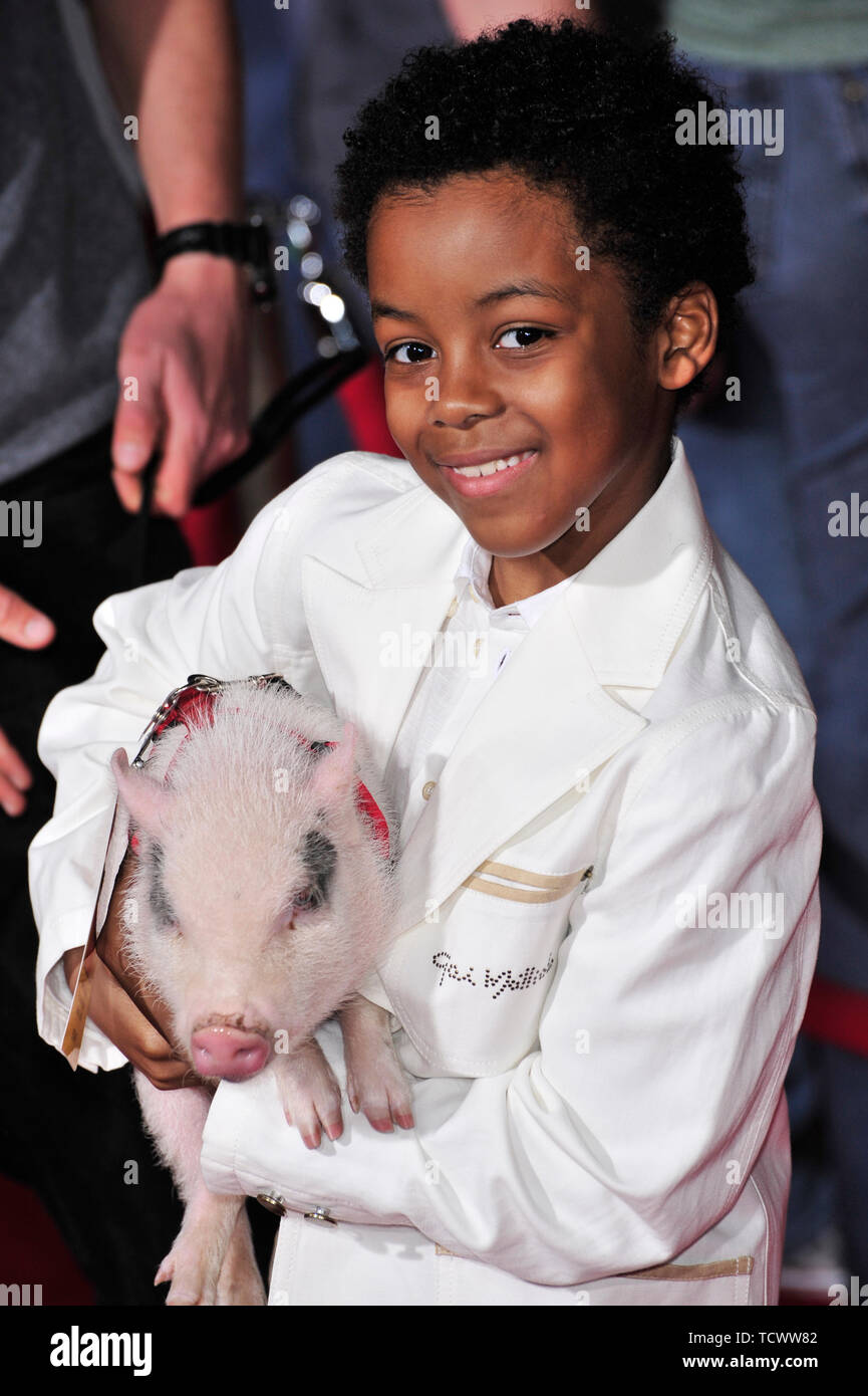 LOS ANGELES, CA. 03 marzo 2008: Eshaya tappeto con il maiale dal film alla premiere mondiale del suo nuovo film "College Road Trip' al El Capitan Theater di Hollywood. © 2008 Paul Smith / Featureflash Foto Stock