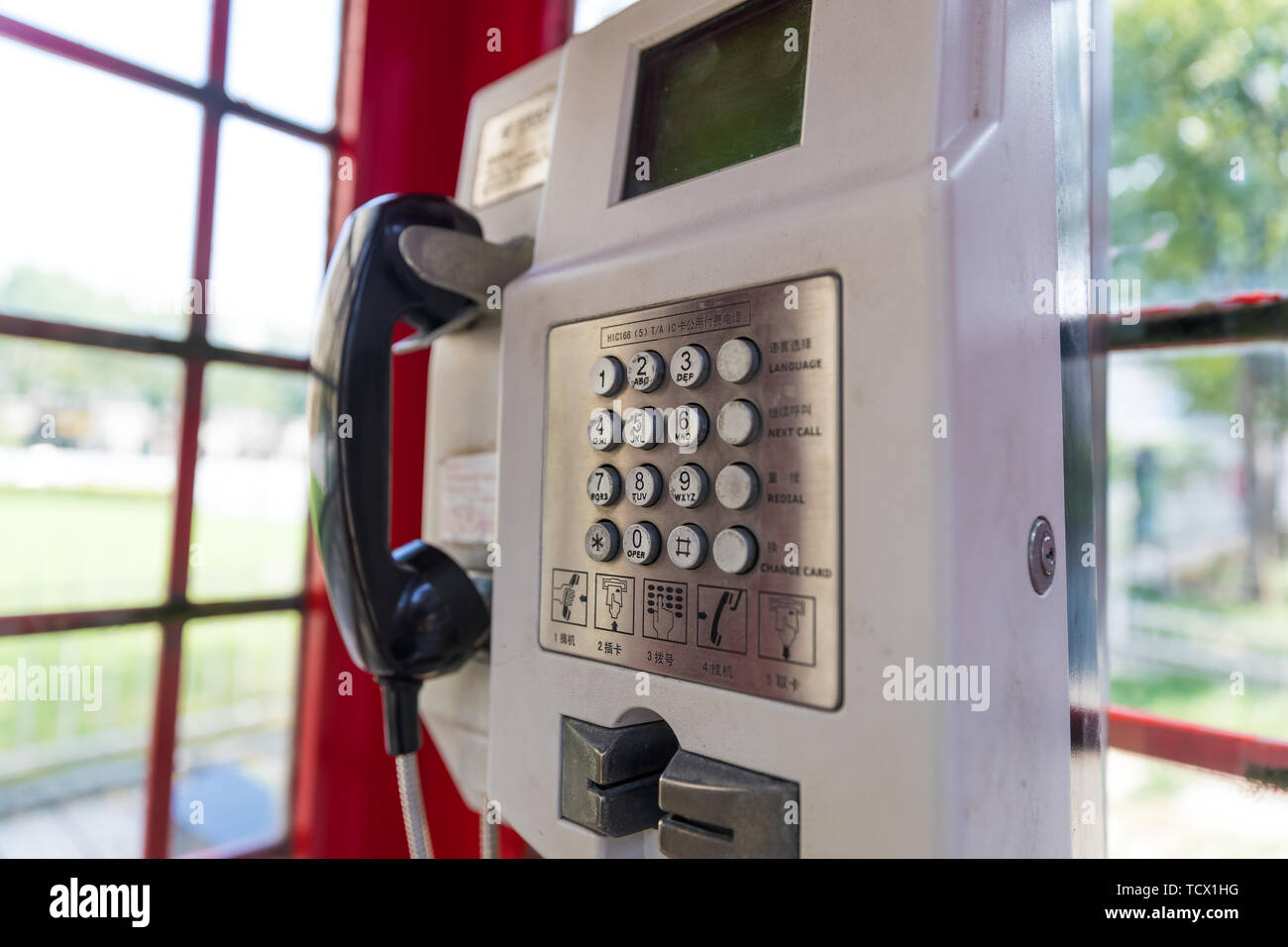 Un vecchio stile cabine telefoniche, di letteratura e di arte Foto Stock