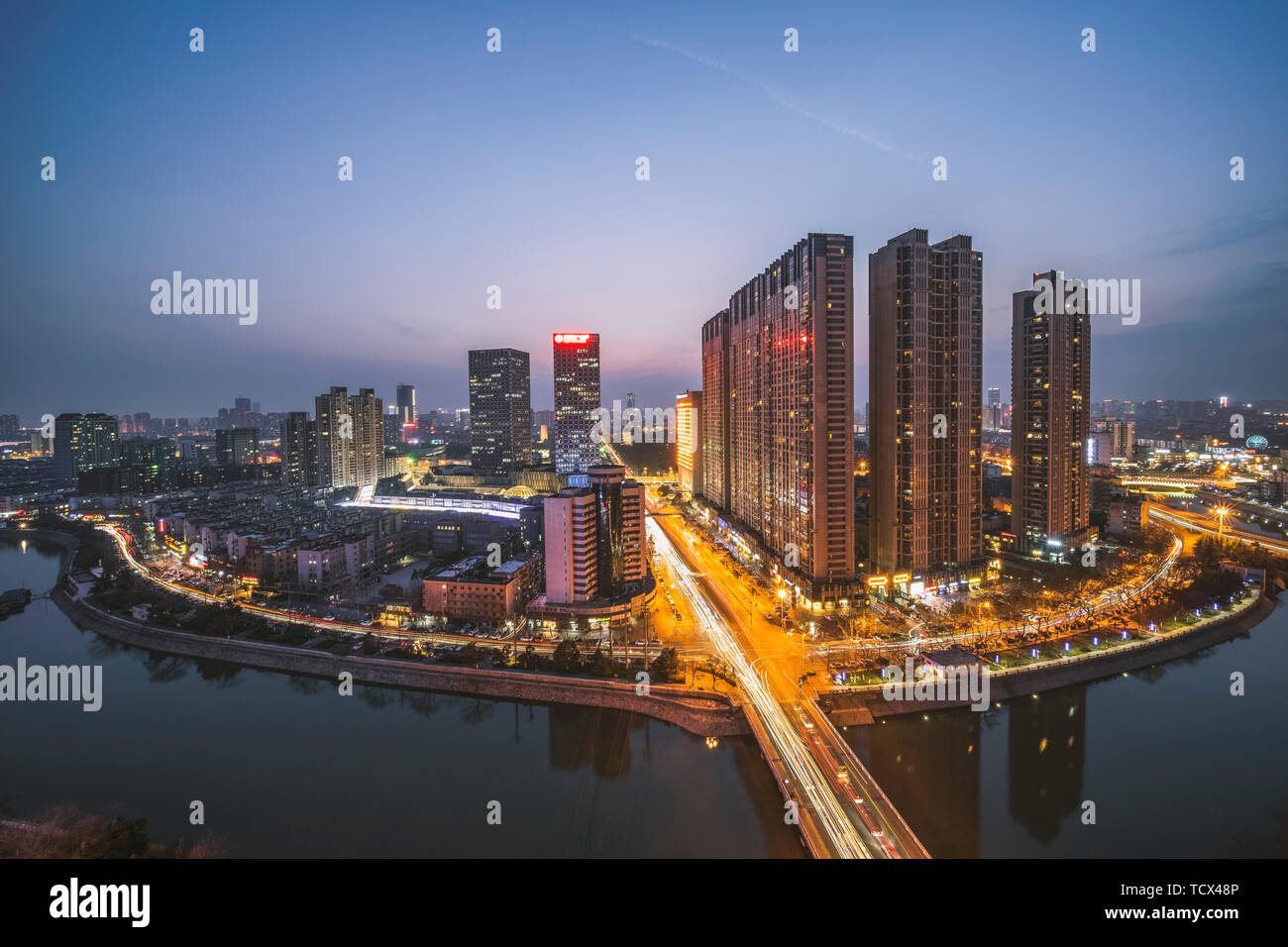 Baohe Wanda Plaza a Hefei è il primo commerciale su larga scala progetto immobiliare di Wanda Gruppo di stanza a Hefei. Si trova in un anello di Hefei Città, Chaohu strada in oriente, Ma'anshan Road a ovest e Wuhu Road nel nord e nel sud, portando i principali circoli commerciali. È l'intersezione del trafficato la precipitazione del nuovo e vecchio a Hefei, ed è inoltre un mozzo per la trasformazione urbana di flusso di passeggeri, logistica, capitale e anche la storia e la cultura. Foto Stock