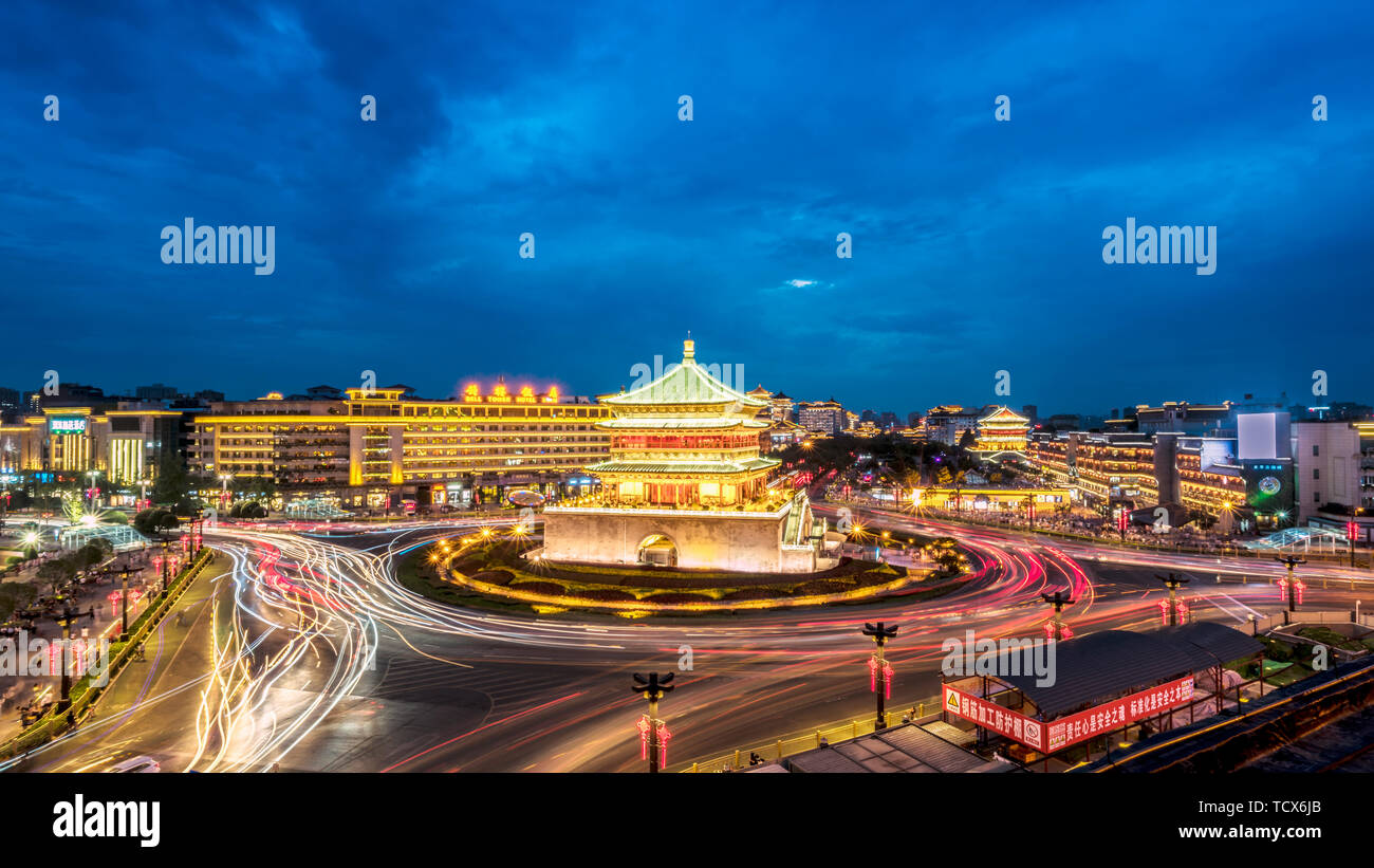 L'antico edificio torre dell orologio e la torre del tamburo nella città antica di Xi'an sono famosi palazzi di Xi'an. Foto Stock L'antico edificio torre dell orologio e la torre del tamburo nella città antica di Xi'an sono famosi palazzi di Xi'an. Foto Stock