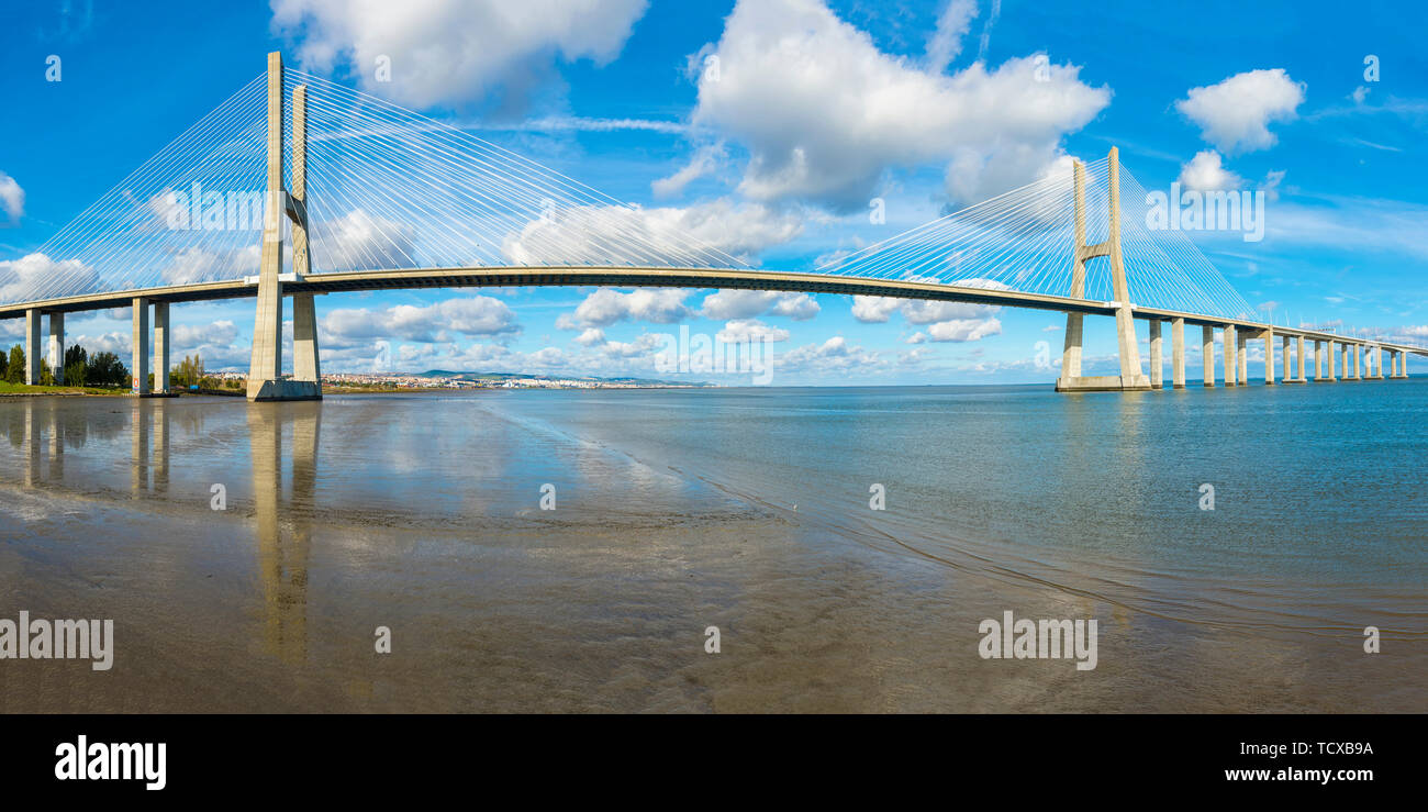 Ponte Vasco de Gama riflettente nel fiume Tago a Lisbona, Portogallo, Europa Foto Stock