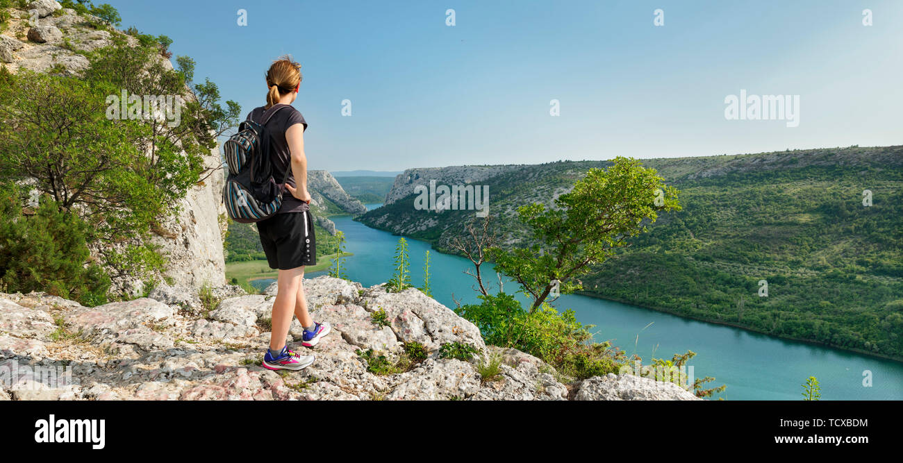 Escursionista presso un punto di visione oltre il fiume Krka, Parco Nazionale di Krka, Dalmazia, Croazia, Europa Foto Stock