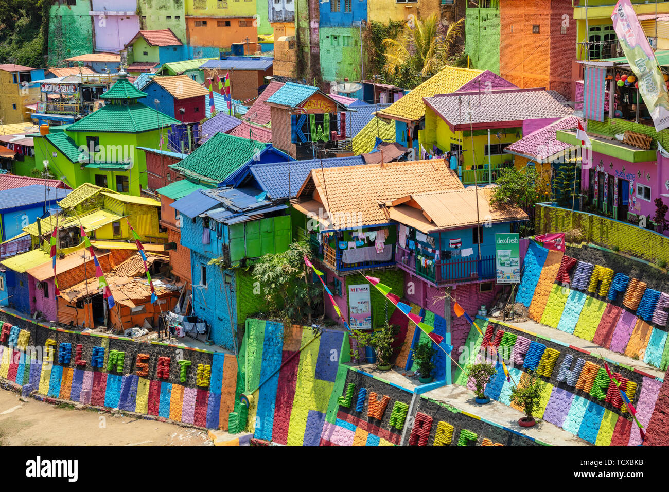 La città di Warna-warni kampong o shanty dipinta di colore brillante (slum, Malang, Java, Indonesia, Sud-est asiatico, Asia Foto Stock