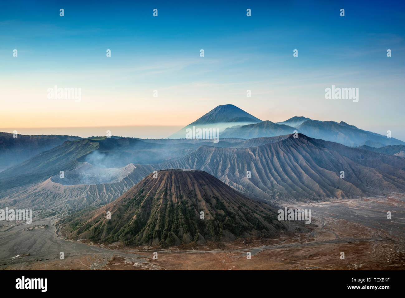 Vista sulle vette vulcaniche e paesaggi di lava intorno al Monte Bromo all'alba, Java, Indonesia, Asia sud-orientale, Asia Foto Stock