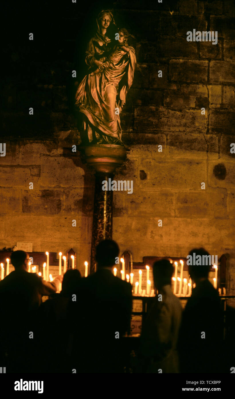 Candele ad alterare in fron della Madonna scultura in chiesa Foto Stock