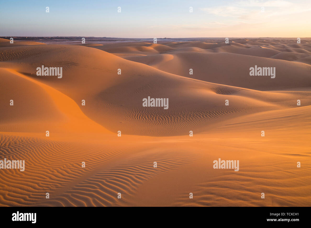 Tramonto in gigantesche dune di sabbia del deserto del Sahara, Timimoun, Algeria occidentale, il Nord Africa e Africa Foto Stock