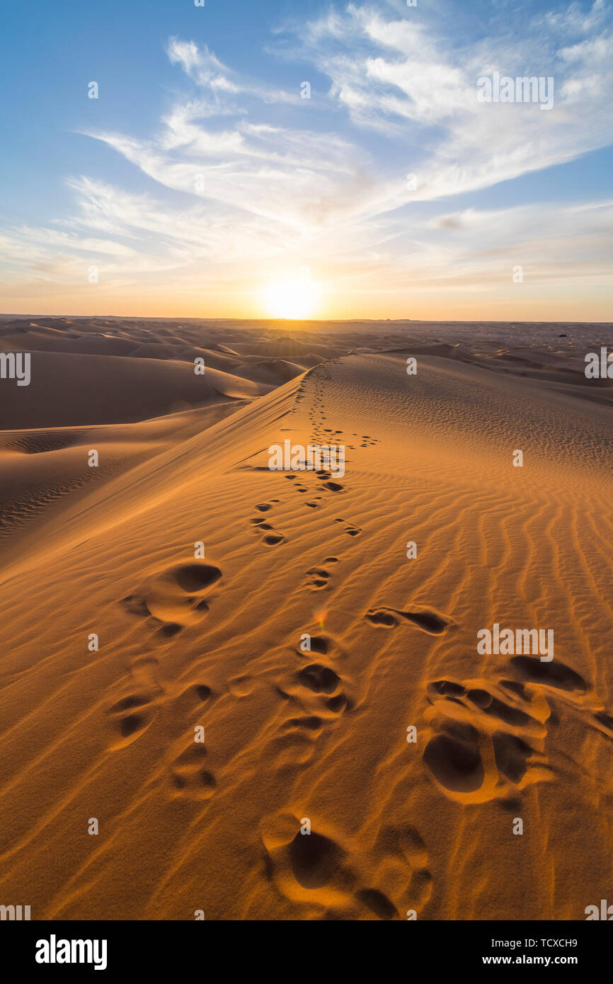Tramonto in gigantesche dune di sabbia del deserto del Sahara, Timimoun, Algeria occidentale, il Nord Africa e Africa Foto Stock