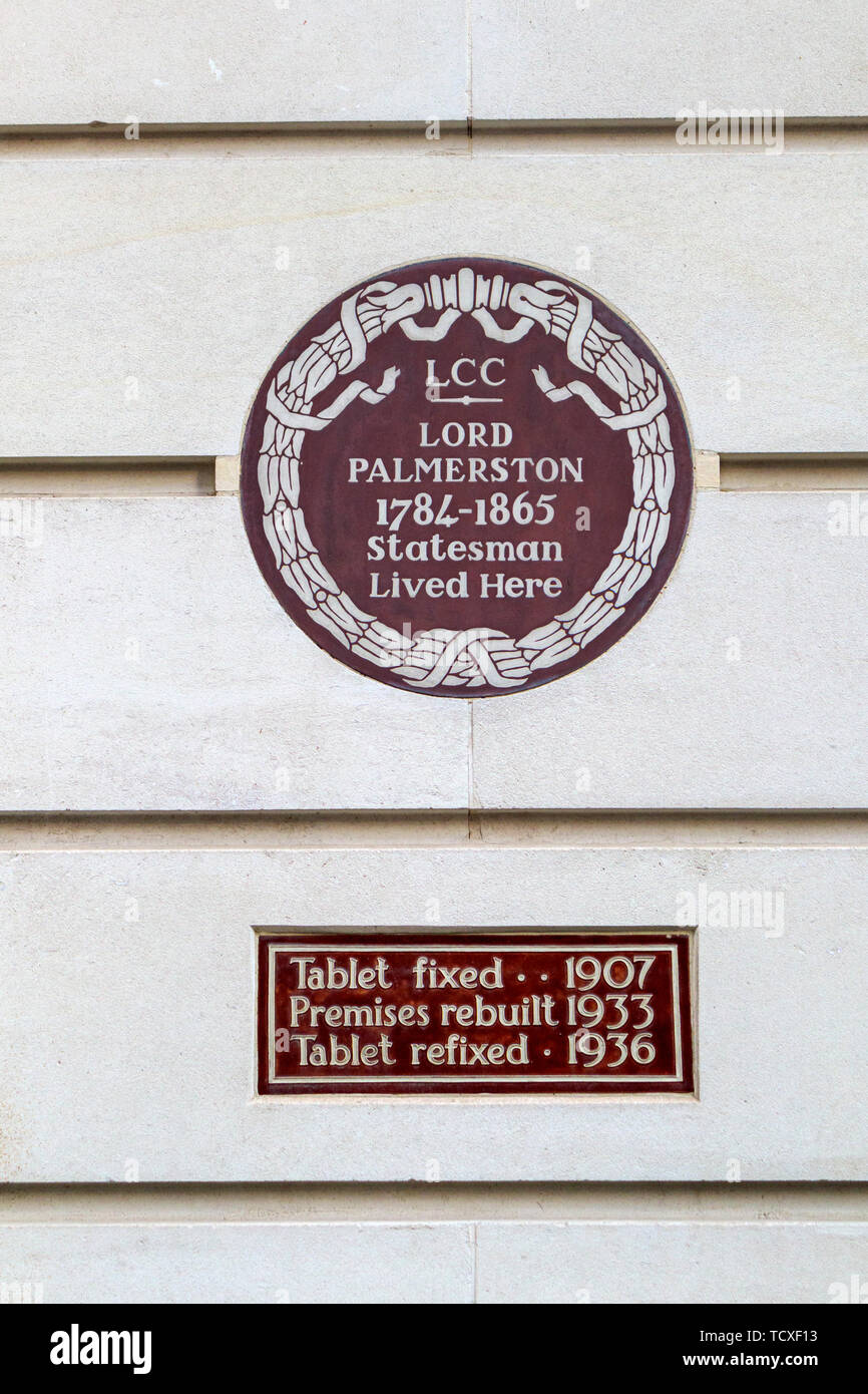 Placca a muro in giardini Carlton, City of Westminster, Londra SW1, Regno Unito: Lord Palmerston 1784-1865, statista e il primo ministro, ha vissuto qui Foto Stock