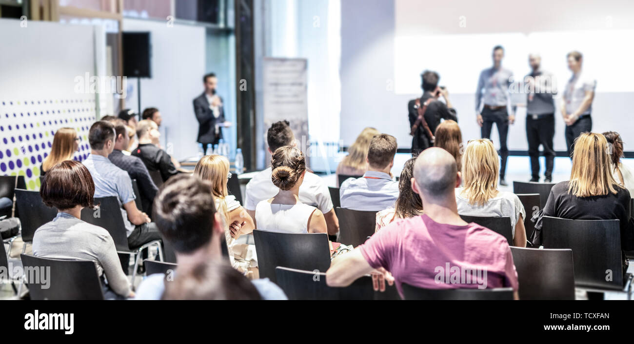 Young business team riceve premio al miglior progetto di impresa concorrenza evento. Foto Stock